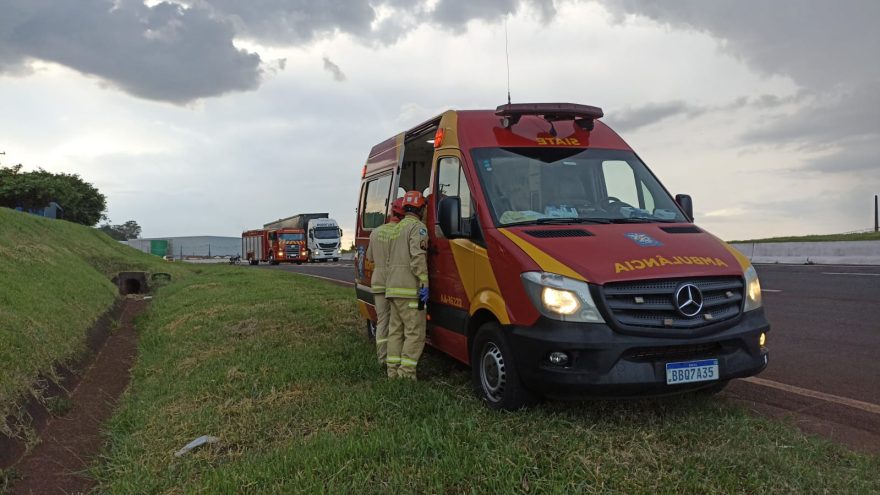 Pneu da moto estoura e deixa motociclista ferido em acidente na BR-467 em Cascavel