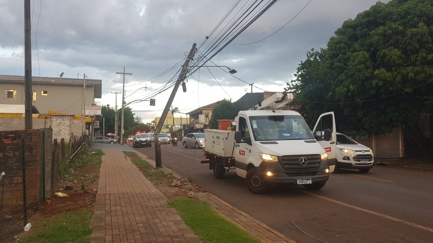 Caminhão bate contra poste e deixa Parque São Paulo sem energia elétrica