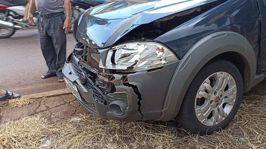 Colisão traseira deixa trânsito ainda mais lento na Rua Jacarezinho, no São Cristóvão