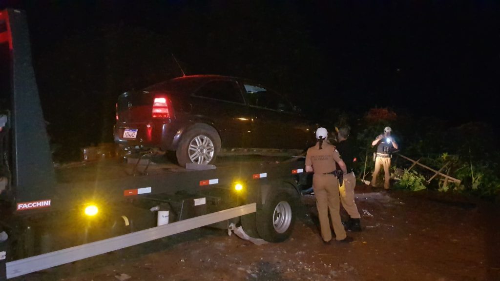 Perseguição e troca de tiros termina com carro apreendido e dois presos no Angra dos Reis