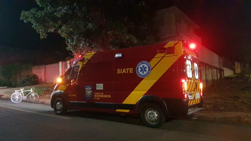 Homem de 57 anos cai de bicicleta, fere a cabeça e é socorrido pelo Siate no Bairro Canadá