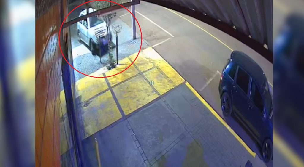 Gol invade calçada, derruba árvore e lixeira e condutor ameaça populares em conveniência