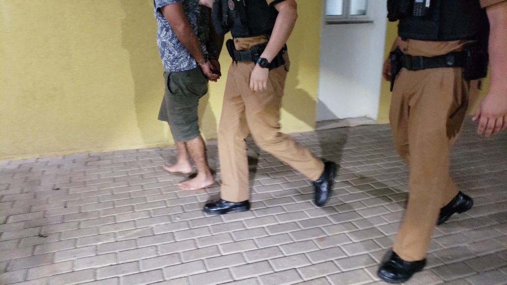 Homem é detido após desacatar equipe policial no 14 de Novembro