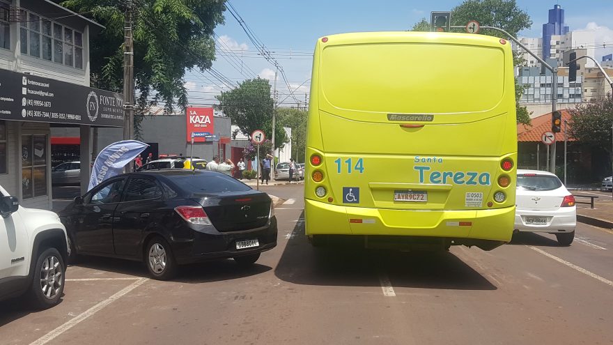 Colisão entre carro e ônibus deixa Rua Paraná parcialmente interditada