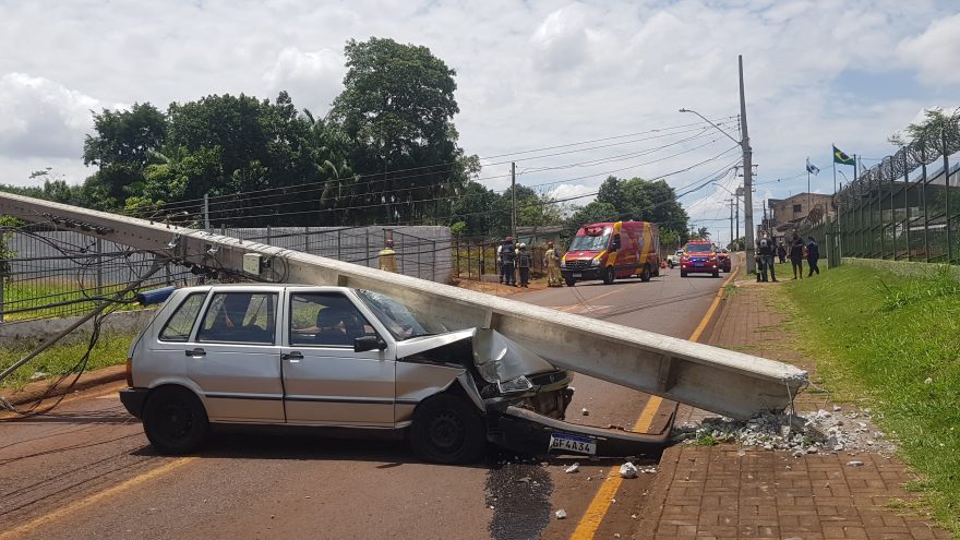 Poste cai em cima de carro em grave acidente na Rua Indira Gandhi