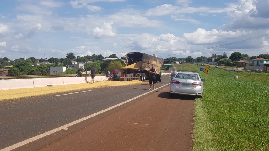 Motociclista fica ferida ao cair na PRc-467 após acidente entre carreta e carro na rodovia