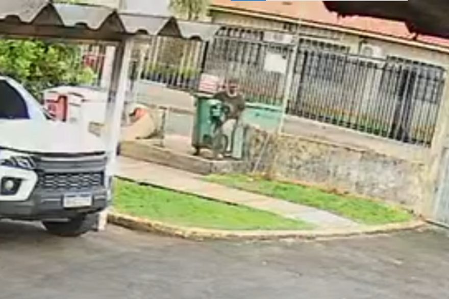 Câmeras mostram bandido audacioso entrando em condomínio pela lixeira e furtando bicicleta