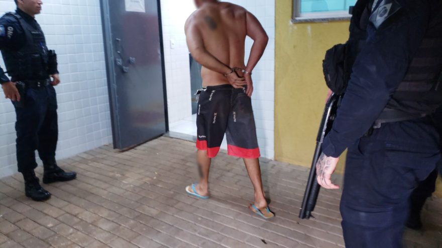 Maria da Penha em ação! Irmão é preso após agredir a irmã e tentar bater na mãe com porrete