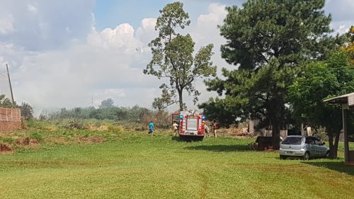 Mata ciliar nas margens do rio do bairro Guarujá é tomada por grande incêndio Imagem referente a Mata ciliar nas margens do rio do bairro Guarujá é tomada por grande incêndio