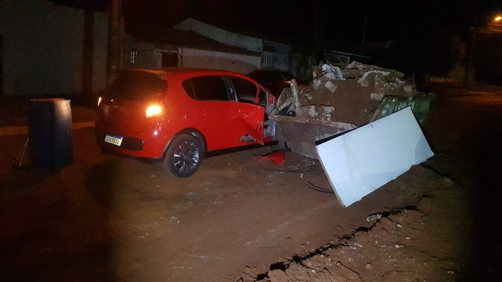 Palio atinge caçamba afastada do meio-fio no Jardim Clarito