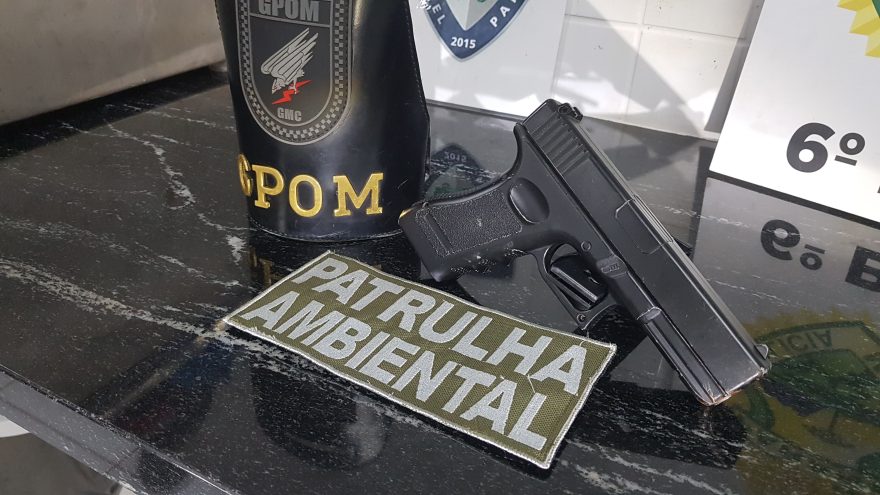Homem é detido após ameaçar ex-companheira com réplica de pistola