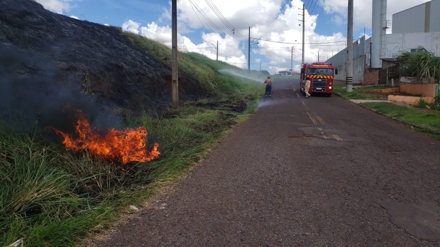 Incêndio em vegetação mobiliza Corpo de Bombeiros no Cataratas