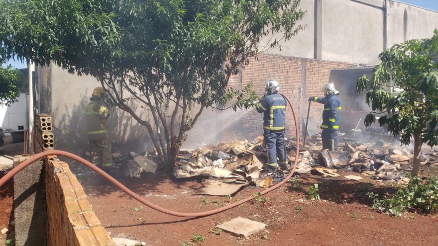 Bombeiros apagam incêndio em entulhos no São Cristóvão