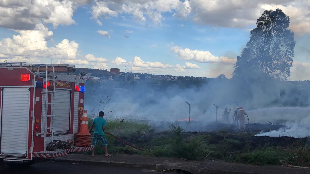 Grande área de vegetação pega fogo e Bombeiros são mobilizados ao XIV de Novembro