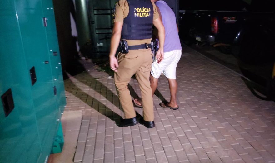 Jovem quebra objetos de casa, ameaça a própria mãe e vai parar na delegacia