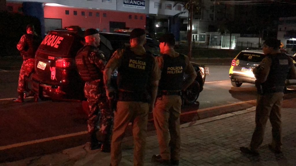 Após disparo em hotel, homem é detido pela PM em posse de pistolas e espingarda
