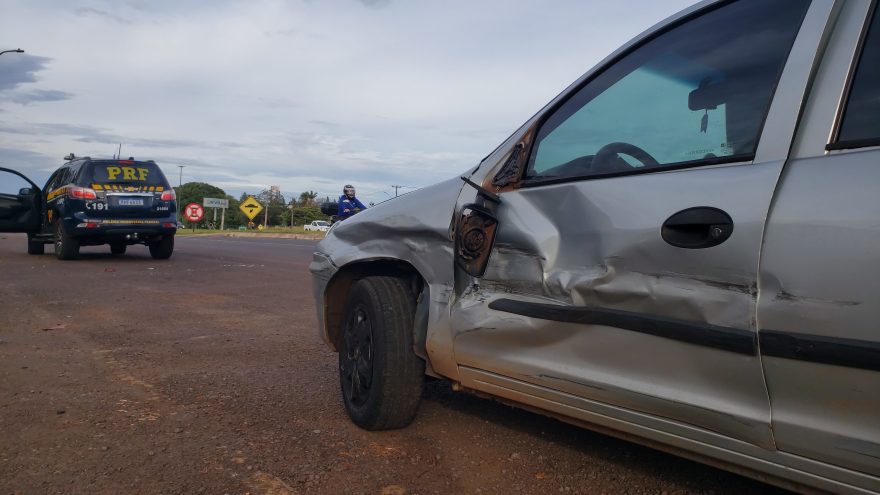 Colisão entre Maverick e Celta é registrada no Trevo da Portal, na BR-277
