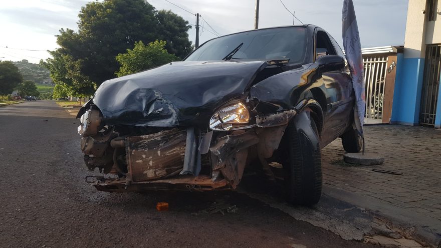 Forte colisão deixa veículos danificados no Interlagos