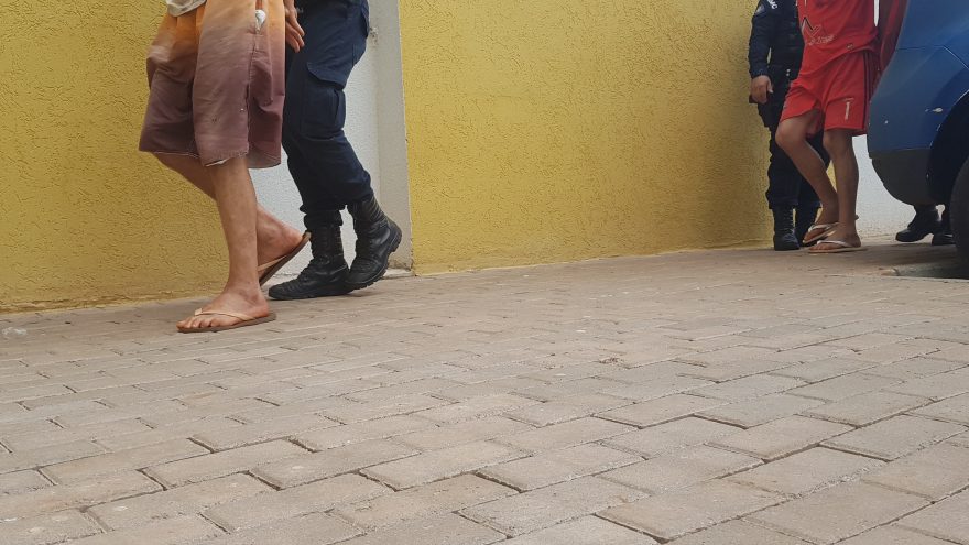 Mulher é agredida com golpes de facão pelo marido e golpeada no rosto pelo irmão