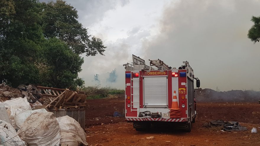 Bombeiros combatem grande incêndio em vegetação na marginal da BR-277 em Cascavel