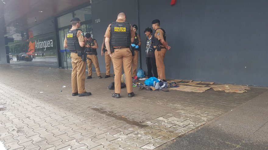 Homem é abordado após denúncia de perturbação de sossego em supermercado no Centro