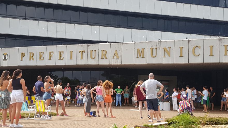 Defensores dos bloquinhos de rua fazem manifestação em frente à Prefeitura Municipal
