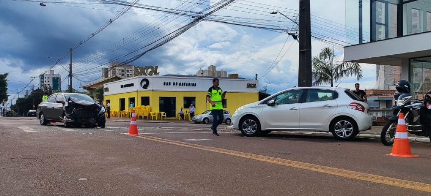 Acidente entre Versa e Peugeot deixa mãe e filha feridas no Centro