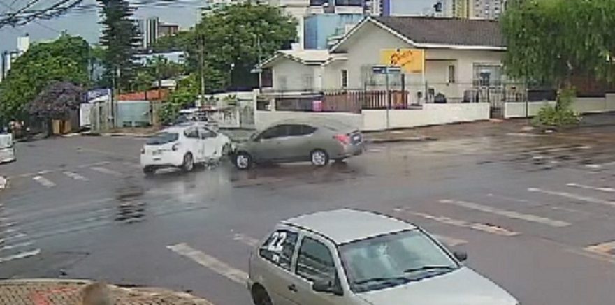 Câmera flagra acidente entre Versa e Peugeot no Centro