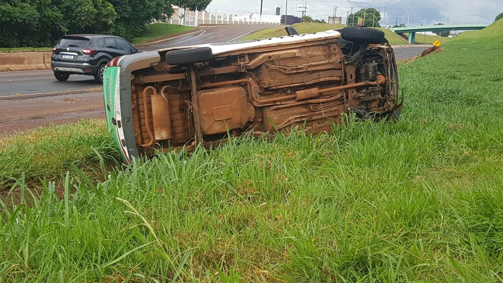 Fiorino tomba após aquaplanar na PRc-467, em Cascavel