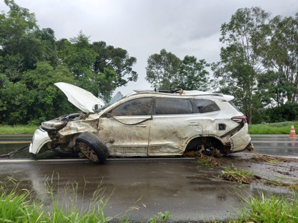 Viajantes de Corbélia ficam feridos em capotamento na BR-373