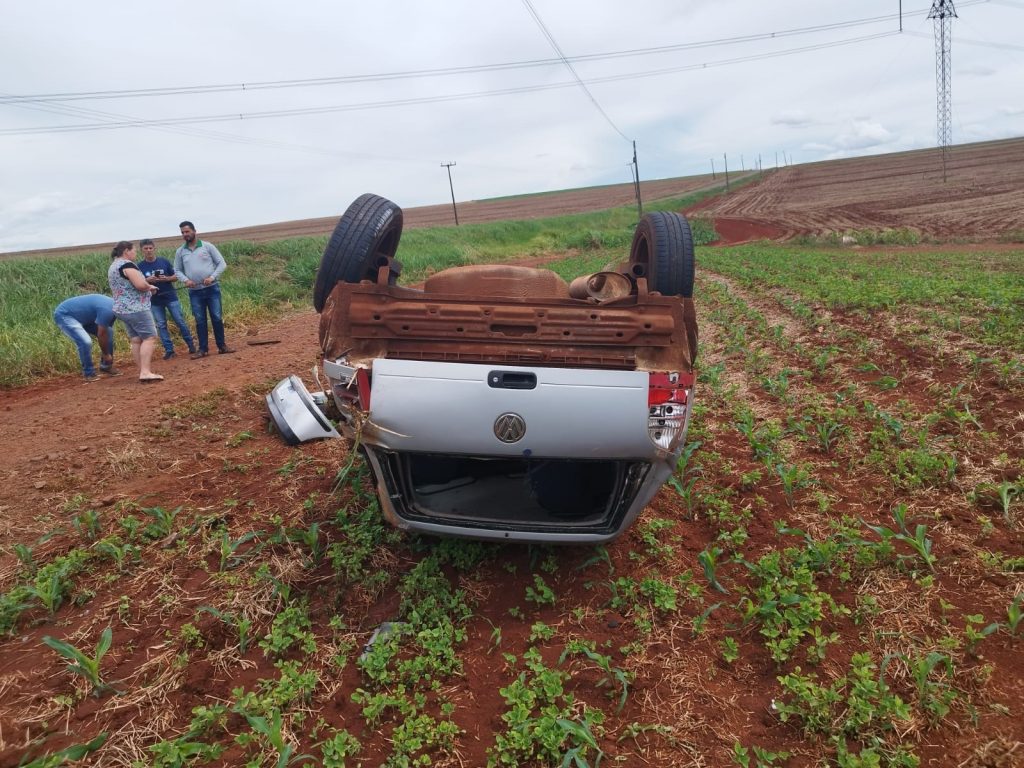 Gol capota na PR-180 em Nova Aurora e motorista fica ferido