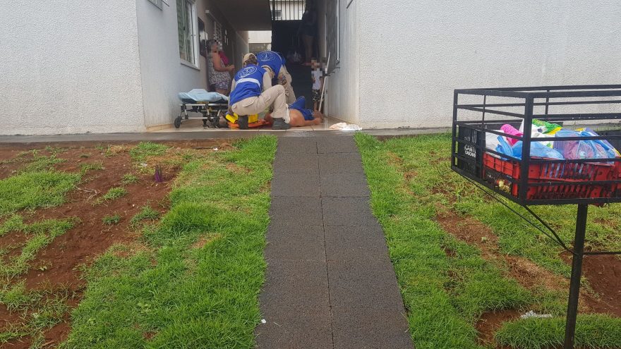 Homem bate a cabeça após cair na calçada no Riviera