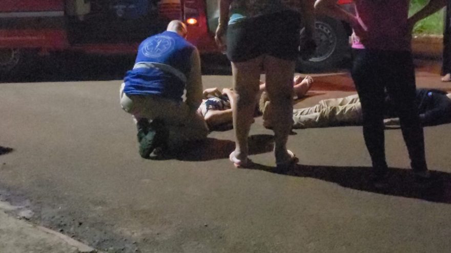 Motociclistas sofrem queda e ficam feridos após atropelarem cachorro no Santos Dumont