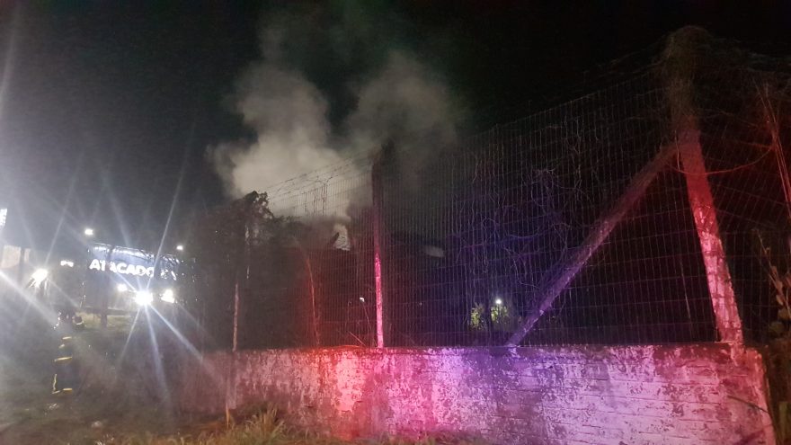 Incêndio criminoso em veículos é combatido pelo Corpo de Bombeiros no Cascavel Velho