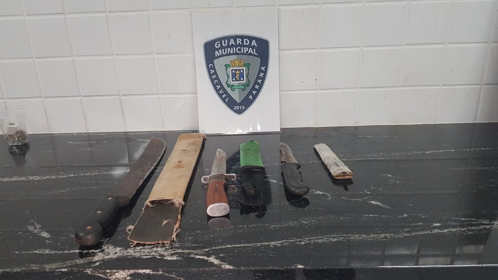 Com facas, homem persegue ex-mulher no Jardim Quebec e acaba preso pela GM