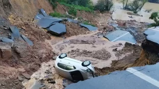 Chuvas abrem cratera e interditam trecho da BR-470, em Santa Catarina