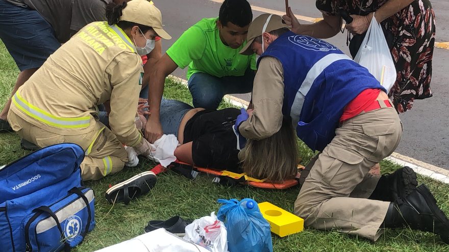 De patinete, jovem sofre diversas fraturas após ser atropelada por ônibus na Avenida Brasil