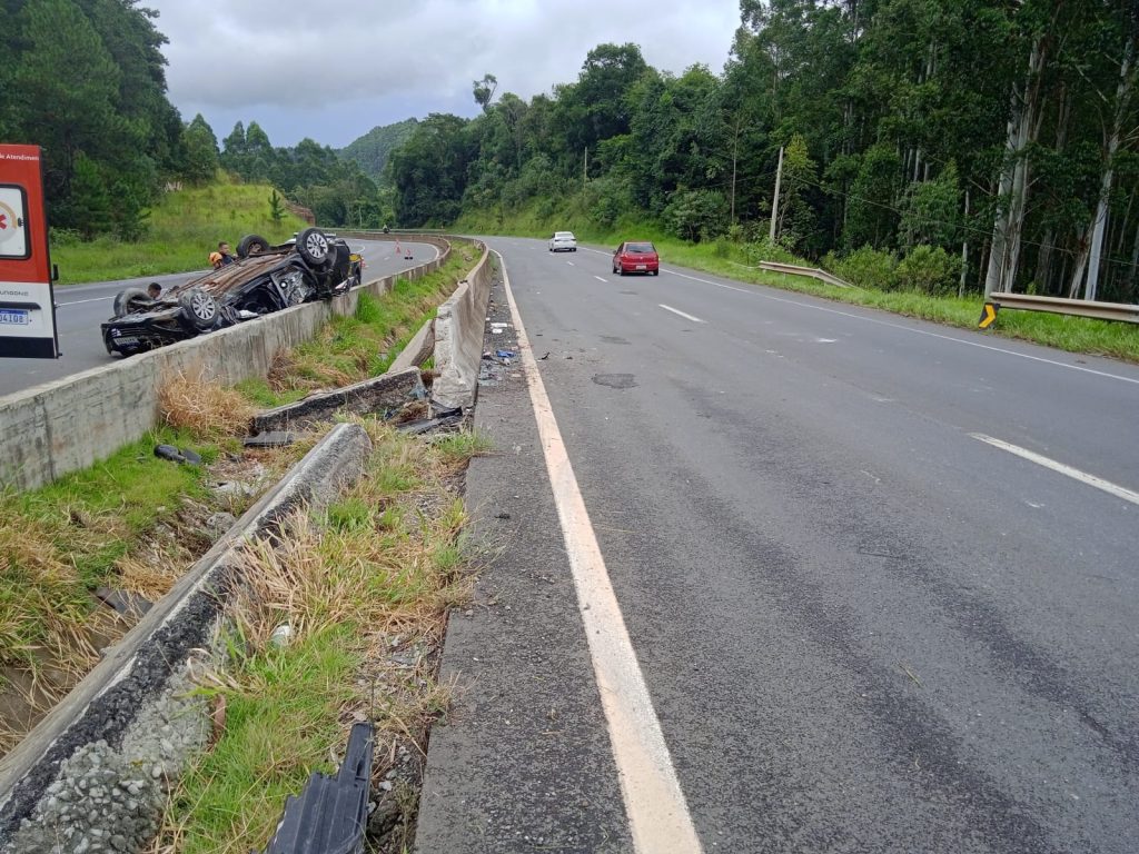 Passageira quebra o braço em capotamento na BR-376, em Tibagi