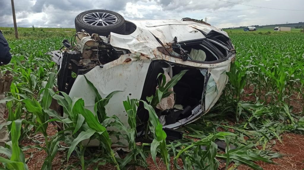 Motorista perde o controle da direção e capota Peugeot na BR-163 entre Toledo e Cascavel