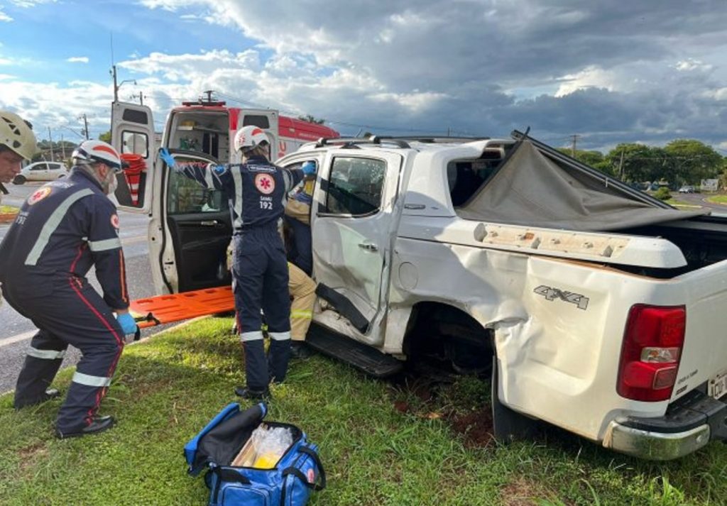 Acidente entre ônibus escolar e caminhonete deixa idoso ferido no trevo de Santa Helena