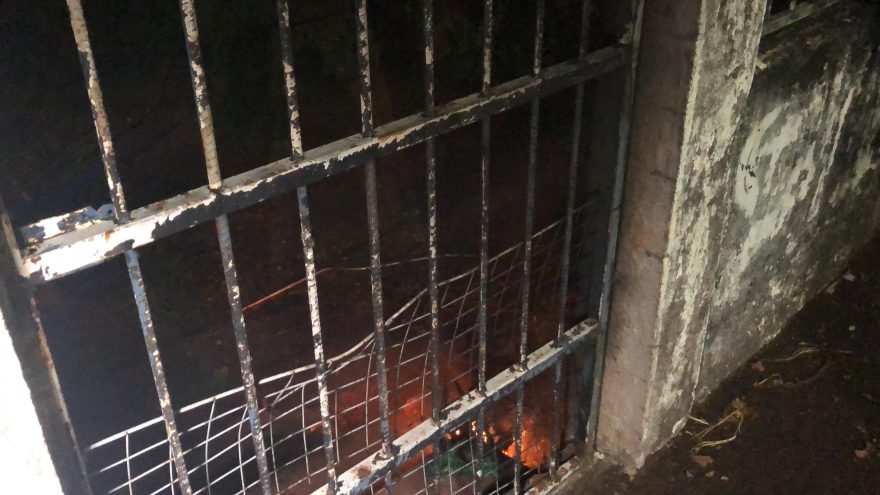 Bombeiros combatem incêndio em residência abandonada no Centro