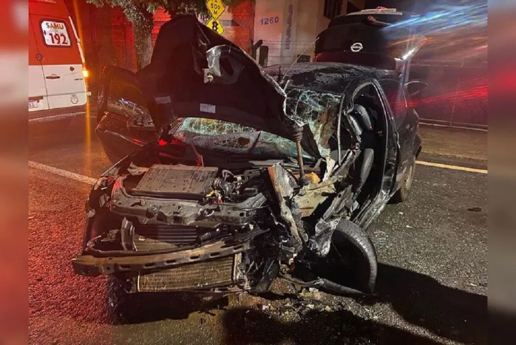 Forte batida entre dois veículos deixa uma pessoa ferida em Apucarana