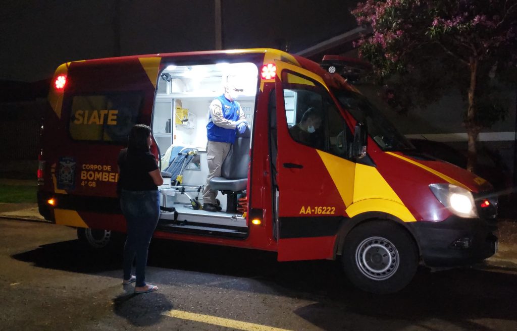 Idoso fere a cabeça ao cair da cama no Santa Felicidade
