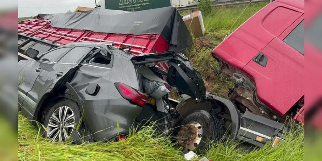 Veículos se envolvem em engavetamento na BR-376 em Ponta Grossa