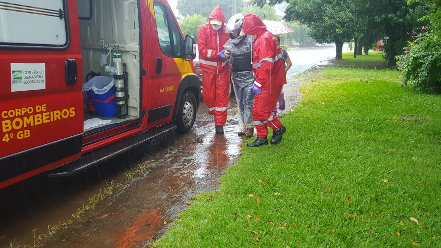 Jovem de 25 anos é socorrida pelos bombeiros após quebrar o braço em acidente de trânsito
