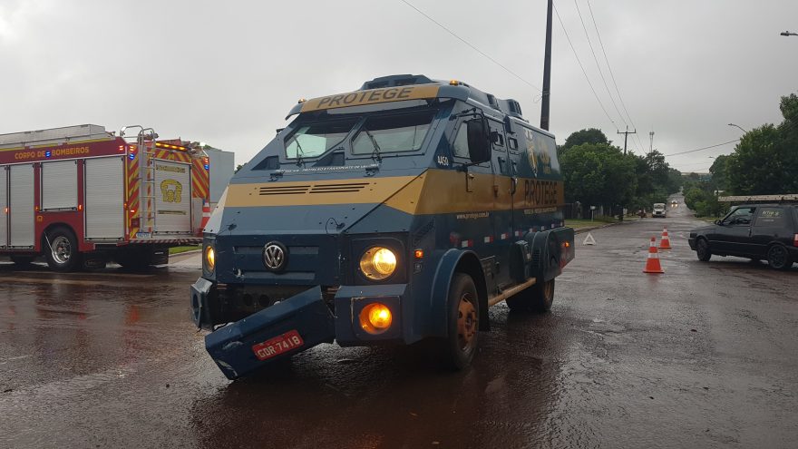 Carro-forte se envolve em acidente no Bairro Universitário e interdita cruzamento