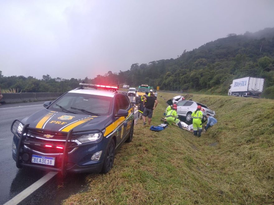 Policial Rodoviária Federal e dois vigilantes são atropelados em acidente na BR-116