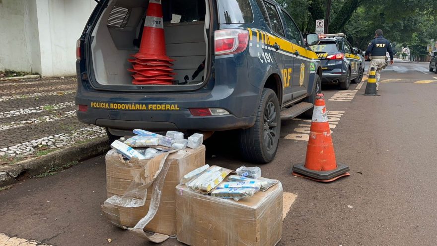 Com mulher grávida e duas filhas, motorista foge da PRF, bate carro e é preso com anabolizantes