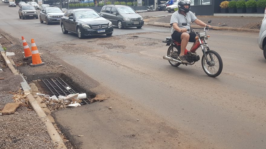 Buracos em obra de revitalização do asfalto na Rua Barão do Cerro Azul preocupam motoristas