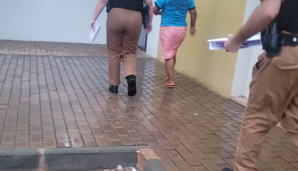 Mulher abandona filha deficiente para ir ao bar e acaba detida por abandono de incapaz